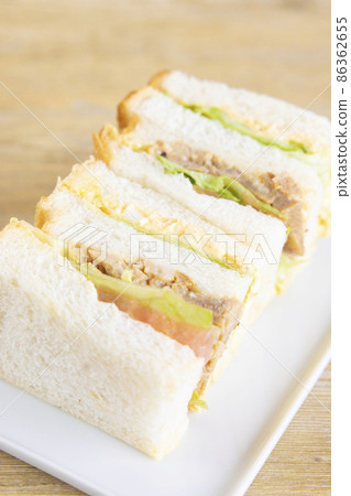 美味的照燒雞肉三明治和雞蛋三明治 86362655