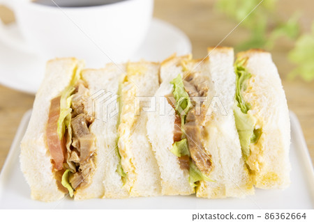 美味的照燒雞肉三明治、雞蛋三明治和咖啡 美味的照燒雞肉三明治、雞蛋三明治和咖啡 86362664
