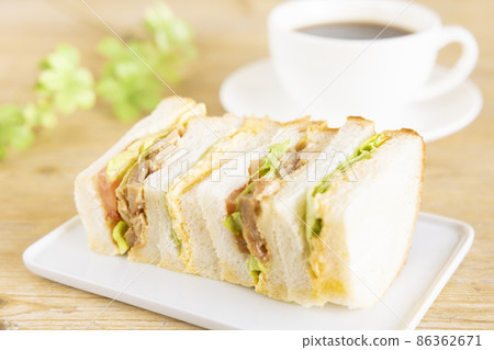 美味的照燒雞肉三明治、雞蛋三明治和咖啡 美味的照燒雞肉三明治、雞蛋三明治和咖啡 86362671