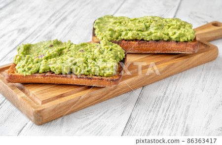 Guacamole toasts 86363417