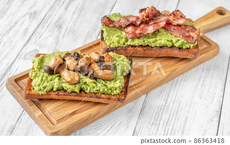 Guacamole toasts 86363418