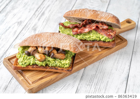 Guacamole toasts 86363419