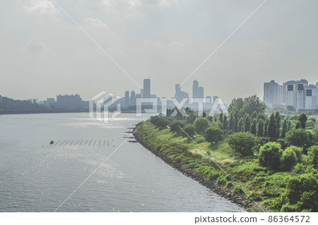 漢江河畔風光,漢江大橋和建築群盡收眼底 漢江河畔風光,漢江大橋和建築群盡收眼底 86364572