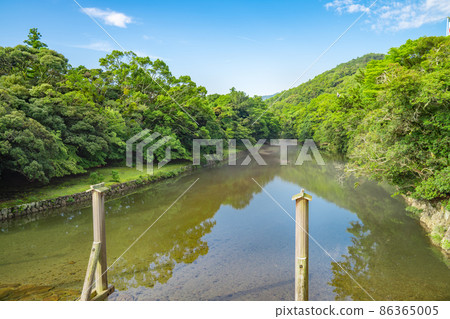 伊勢神宮旁流淌的五十鈴川景色。 伊勢神宮旁流淌的五十鈴川景色。 86365005