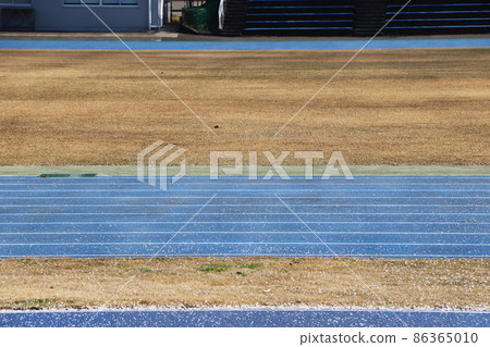 Blue track and field track with cherry blossom petals 86365010