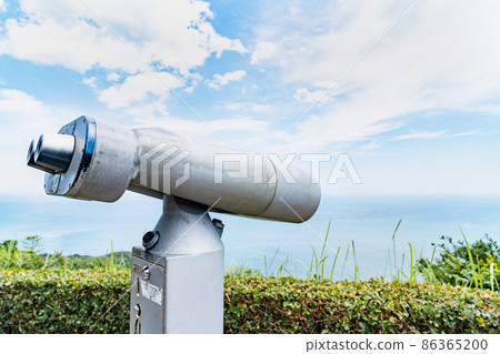A photo of binoculars for viewing the scenery installed in a tourist spot. 86365200