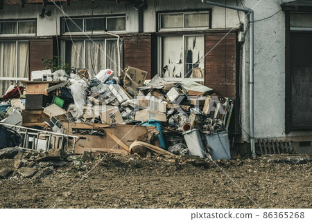 拆除現場遺留物：木屋、大件垃圾 86365268