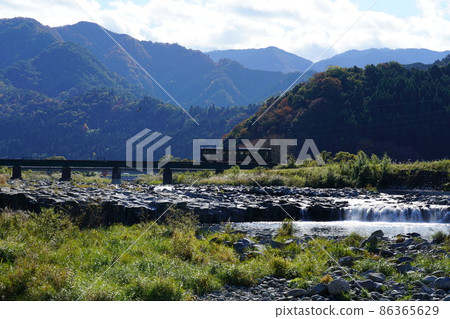 若狹鐵道在深秋穿越八頭川、德丸堂和中國山脈的鐵橋 鳥取縣矢津郡矢津町 2 86365629