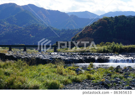 若狹鐵道在深秋穿越八頭川、德丸堂和中國山脈的鐵橋 鳥取縣矢津郡矢津町 6 86365633