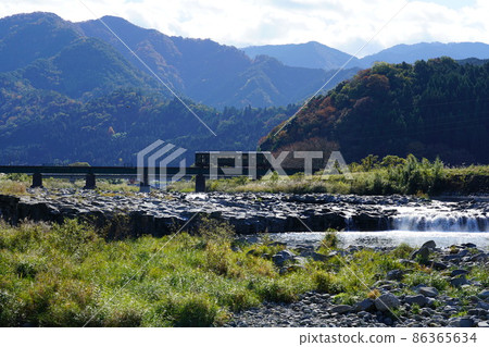 Wakasa Railway and Tokumaru Donto crossing the iron bridge of the Hatto River and the Chugoku Mountains in late autumn 7 Yazu-cho, Yazu-gun, Tottori Prefecture 86365634