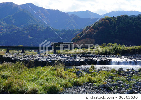 若狹鐵道在深秋穿越八頭川、德丸堂和中國山脈的鐵橋 鳥取縣矢津郡矢津町 8 若狹鐵道在深秋穿越八頭川、德丸堂和中國山脈的鐵橋 鳥取縣矢津郡矢津町 8 86365636
