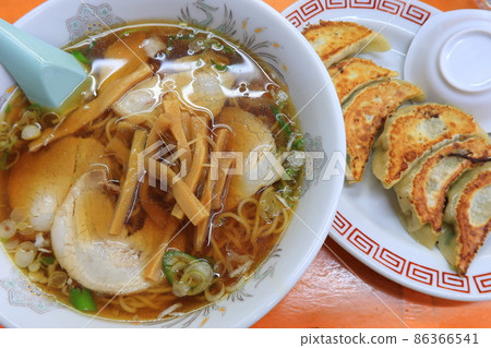 拉麵店叉燒面和餃子 86366541