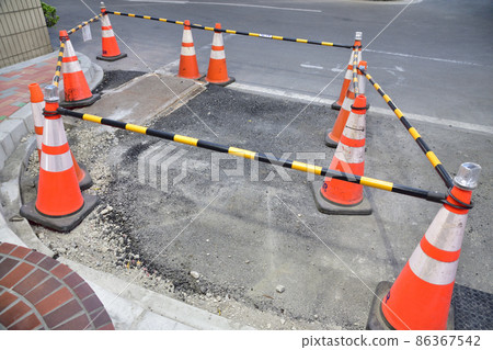 有路錐和錐桿的限制性建築工地 有路錐和錐桿的限制性建築工地 86367542