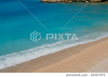 Waves on sandy beach Waves on sandy beach 86367975
