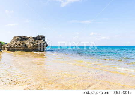 藍天碧海美麗的宮古島沖繩鏡見海灘 86368013