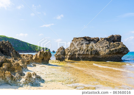 Okinawa Kaginmi Beach on Miyakojima, where the blue sky and blue sea are beautiful 86368016