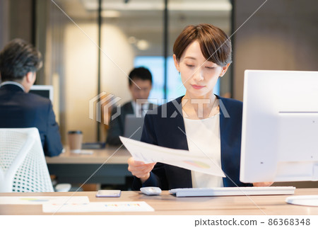 商務人士在辦公室開會 圖片合作:WEEK Shibadaimon(Sun Frontier Fudousan) 商務人士在辦公室開會 圖片合作:WEEK Shibadaimon(Sun Frontier Fudousan) 86368348