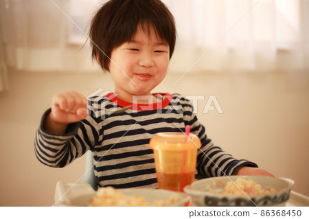 Boy eating Boy eating 86368450