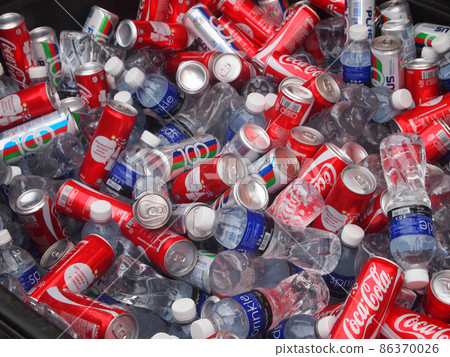 PENANG, MALAYSIA -MARCH 18, 2021: Soft drinks or carbonated drinks arranged and stacked on the rack inside the huge supermarket for sale. Sorted by the brand to make easy for the customer to buy PENANG, MALAYSIA -MARCH 18, 2021: Soft drinks or carbonated drinks arranged and stacked on the rack inside the huge supermarket for sale. Sorted by the brand to make easy for the customer to buy 86370026