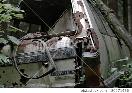 [草廣] 站在樹林裡的廢棄車身 86371486