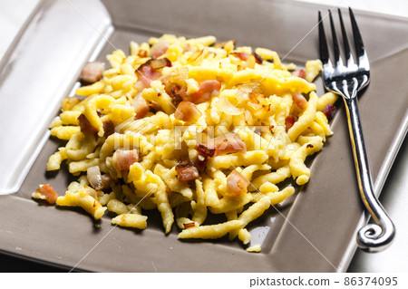 spaetzles with fried bacon and onion spaetzles with fried bacon and onion 86374095