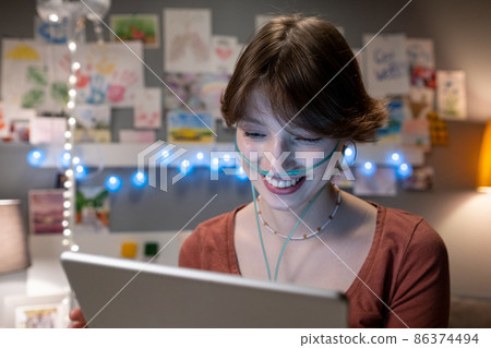 Sick girl using tablet pc for online conversation 86374494