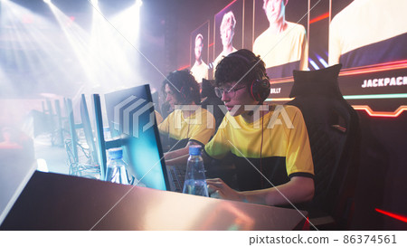 Nervous teenager starting to play video game during competition 86374561