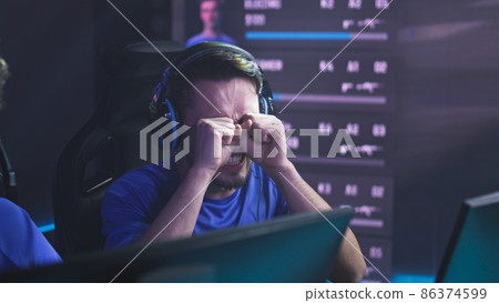 Disappointed male gamer loosing match 86374599