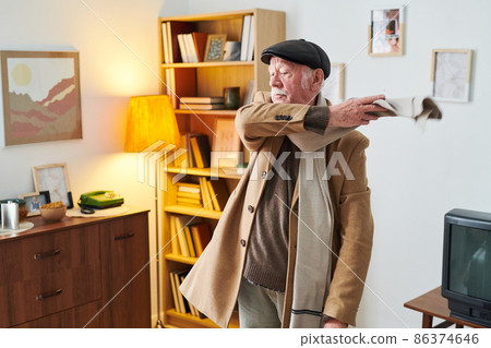 Pensioner ready for the walk 86374646