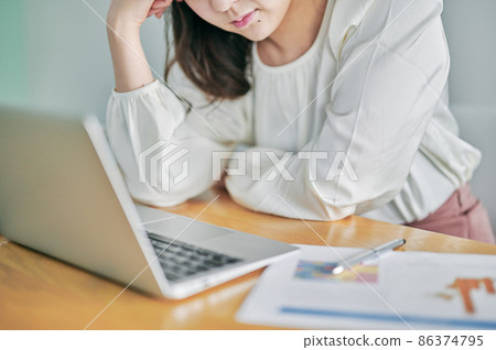 遠程辦公(遠程)累了的年輕女人 遠程辦公(遠程)累了的年輕女人 86374795