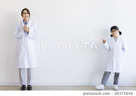 Women and girls in lab coats 86375648