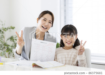 對補習班考試結果感到滿意的女小學生 對補習班考試結果感到滿意的女小學生 86375681