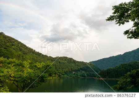 [Kuzuryu River] Rainbow over the valley 86376127