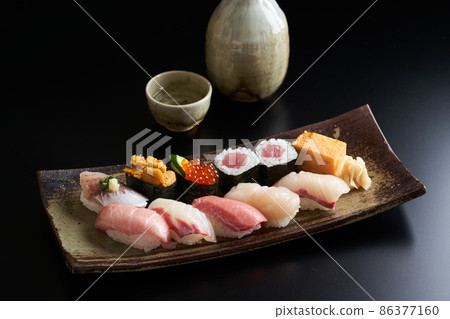 Nigiri 壽司放在盤子裡 86377160