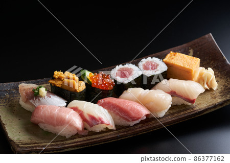 Nigiri 壽司放在盤子裡 86377162