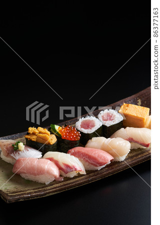 Nigiri 壽司放在盤子裡 86377163