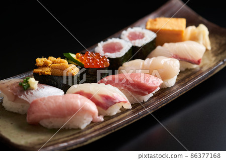 Nigiri 壽司放在盤子裡 86377168