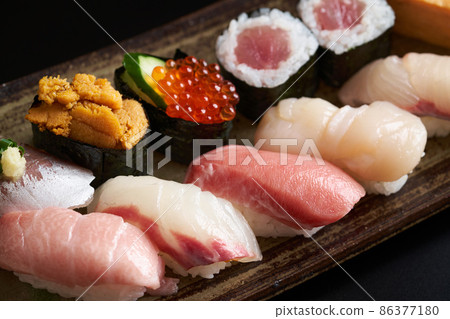 Nigiri 壽司放在盤子裡 Nigiri 壽司放在盤子裡 86377180