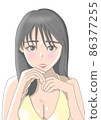 一個穿著泳衣的年輕女子，上半身眼睛很好 86377255