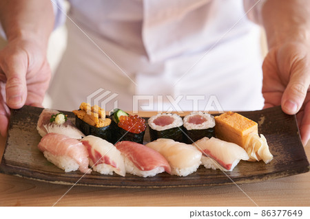 供應壽司的Itamae 86377649