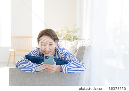 Card payment Female in her 30s Home Card payment Female in her 30s Home 86378350