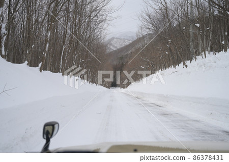 駕駛群馬縣的雪路 86378431