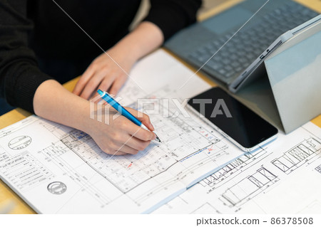 檢查家具佈局的女性一流建築師 86378508