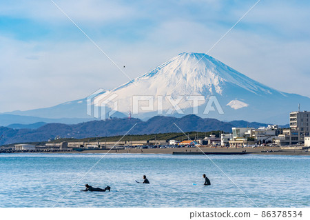 茅崎海岸衝浪者剪影富士山 86378534