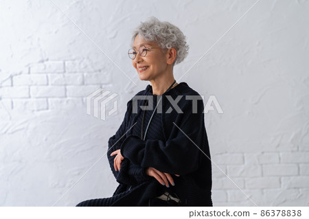 Senior women 86378838