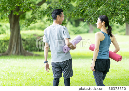 Yoga middle couple Yoga middle couple 86378850