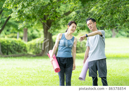 Yoga middle couple Yoga middle couple 86378854