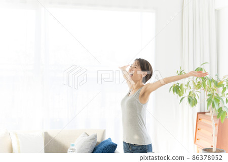 30 多歲放鬆深呼吸女性 30 多歲放鬆深呼吸女性 86378952