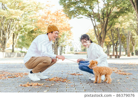 男女遛狗（坐） 86379076