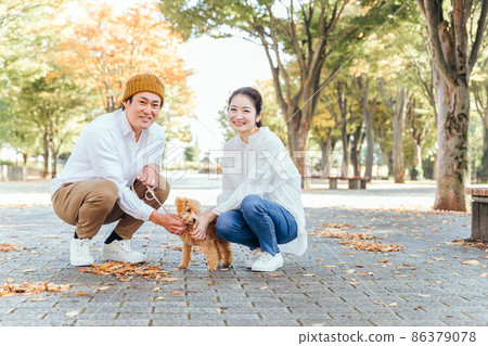 男女遛狗（坐） 86379078